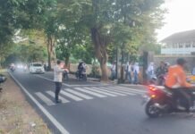 Cegah Kemacetan Jam Sibuk, Ka SPKT 2 Polsek Mandirancan Aiptu Juro Jauhari, S.H. Gelar Personel di Pertigaan Fajar Hingga Sekolah