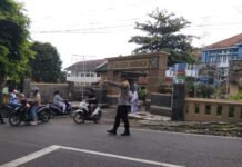 Beri Pelayanan Prima Pagi Hari, Ka SPKT 2 Polsek Mandirancan Aiptu Juro Jauhari, S.H. Pimpin Gatur Lantas di Pasar Pancur Desa Sukasari