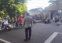 Pengamanan Jalur Pagi Hari, Ka SPKT 2 Polsek Mandirancan Aiptu Juro Jauhari, S.H. Pimpin Gatur Lantas di Titik Rawan Kepadatan