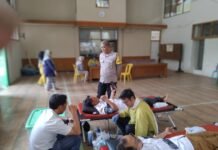 Sambangi Aksi Kemanusiaan di Balai Desa Seda, Bhabinkamtibmas Polsek Mandirancan Aiptu Mohamad Sandi Waluyo Kawal Giat Donor Darah PMI