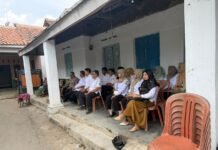 Kuatkan Sinergitas Muspika Mandirancan, Kapolsek IPTU Iid Nurdin, S.H. Pimpin Takziah ke Rumah Duka Perangkat Desa Cirea