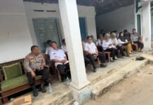 Sinergitas Tanpa Batas Muspika Mandirancan, Kapolsek IPTU Iid Nurdin, S.H. Takziah ke Rumah Duka Almarhum Saudara Geri Perangkat Desa Cirea