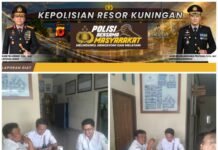 BHABINKAMTIBMAS DESA GANDASOLI POLSEK KRAMATMULYA SAMBANGI KANTOR DESA GANDASOLI AJAK JAGA KEAMANAN LINGKUNGAN MELALUI SAMBANG HUMANIS