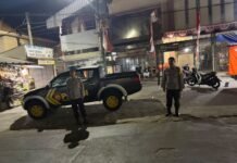 Menyambangi Pasar Pancur Desa Sukasari, Ka SPKT 3 Aiptu Ajat Sudrajat Gelar Patroli KRYD Malam Polsek Mandirancan Ajak Pedagang Jaga Kondusifitas