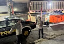 Ka SPKT 3 Polsek Mandirancan Aiptu Ajat Sudrajat Pimpin Patroli KRYD Malam, Sambangi Pedagang Makanan di Pasar Pancur Desa Sukasari Pastikan Wilayah Aman