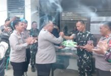 Kapolsek Mandirancan Beserta Jajaran Gabungan Kejutan Tumpeng dan Kejutan Hangat di Koramil 1514 Pancalang Memperkokoh Sinergitas TNI-Polri