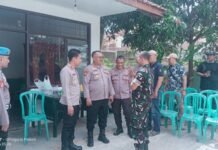 Sinergitas Tanpa Batas, Kapolsek Mandirancan Pimpin Penyerahan Kue Ulang Tahun HUT TNI Ke-81 di Mako Koramil 1514 Pancalang