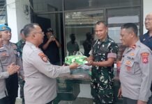 Kejutan Tumpeng Tiga Kapolsek Termasuk Kapolsek Mandirancan Mewarnai Peringatan HUT TNI Ke-81 di Koramil Pancalang