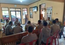 Kapolsek Mandirancan Berikan Arahan Tegang dan Tegas Saat Anev Perdana Bersama Anggota di Mako Polsek