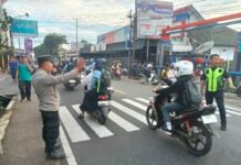 Urai kemacetan, Personil Polsek Cigugur laksanakan pengaturan lalu lintas pagi hari di smk karnas