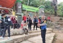 Bhabinkamtibmas Polsek Kramatmulya Melaksanakan Patroli Siang antisipasi terjadinya Gangguan Kamtibmas dan tindak kriminalitas Sambangi Warga Desa Pajambon