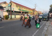 INDAHNYA PAGI, POLSEK KADUGEDE GATUR LALU LINTAS DI DEPAN SMPN 1 KADUGEDE