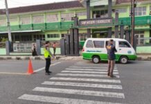 POLSEK KADUGEDE GATUR LALU LINTAS DI DEPAN SMPN 1 KADUGEDE