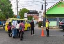 PAGI CERIA, POLSEK KADUGEDE GATUR LALIN DI DEPAN SMAN 1 KADUGEDE