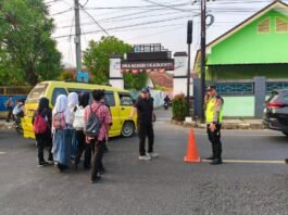 PAGI CERIA, POLSEK KADUGEDE GATUR LALIN DI DEPAN SMAN 1 KADUGEDE