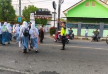INDAHNYA PAGI, POLSEK KADUGEDE GATUR LALIN DI DEPAN SMAN 1 KADUGEDE
