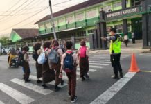 PAGI CERIA, POLSEK KADUGEDE GATUR LALU LINTAS DI DEPAN SMPN 1 KADUGEDE