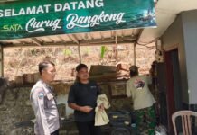 DOOR TO DOOR SYSTEM, CARA BHABINKAMTIBMAS POLSEK KADUGEDE DEKATKAN DIRI DENGAN WARGA