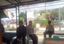 SAMBANG DESA DOOR TO DOOR SYSTEM, CARA BHABINKAMTIBMAS POLSEK KADUGEDE DEKATKAN DIRI DENGAN WARGA