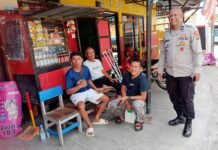 DOOR TO DOOR SYSTEM, CARA BHABINKAMTIBMAS POLSEK KADUGEDE DEKATKAN DIRI DENGAN WARGA