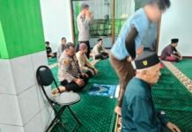 Peringatkan Potensi Curanmor dan Kebakaran, Kapolsek Mandirancan IPTU Iid Nurdin, S.H., Gelar Safari Jum’at Keliling di Masjid As Salam