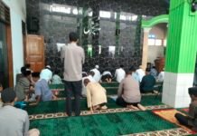 Ajak Warga Jaga Kamtibmas, Kapolsek Mandirancan IPTU Iid Nurdin, S.H., Sampaikan Himbauan Saat Jum’at Keliling di Masjid As Salam