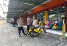 Sinergi Presisi Polsek Mandirancan Jaga Kondusivitas Pusat Keramaian: Ka SPKT 3 Pimpin Patroli Dialogis Sambang Jukir Toserba Fajar