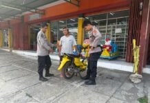 Intensifkan Patroli KRYD Sore, Personel Polsek Mandirancan Sambangi Jukir Toserba Fajar Mencegah Gangguan Kamtibmas dan C3