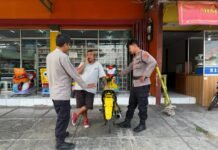 Aksi Tanggap Personel Polsek Mandirancan Cegah Kriminalitas Jalanan: Patroli KRYD Sore Sambangi Jukir dan Warga Mandirancan