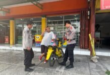 Sambut Sore Hari Aman dan Tertib, Ka SPKT 3 Polsek Mandirancan Pimpin Patroli KRYD Sambangi Jukir Toserba Fajar