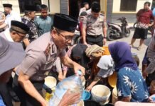 Bantu Warga Terdampak Kekeringan, Polres Kuningan Salurkan Air Bersih ke Desa Hantara