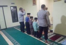 Dekatkan Diri Bersama Warga Dusun Manis, Kapolsek Mandirancan IPTU Iid Nurdin, S.H., Pimpin Subuh Keliling di Mushola Al Muhajirin