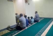 Sambut Subuh Penuh Berkah, Kapolsek Mandirancan IPTU Iid Nurdin, S.H., Bersama Warga Dusun Manis Gelar Shalat Subuh di Mushola Al Muhajirin
