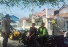 Sambangi Pangkalan Ojek Dusun Manis, Aipda Teguh Diantoro, S.H. Ajak Pengemudi Gunakan Helm SNI