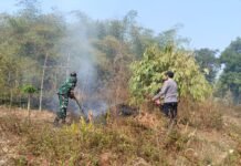 Respon Cepat Personel Piket Polsek Mandirancan Padamkan Kebakaran Lahan Ilalang di Desa Nanggela Demi Cegah Meluasnya Kobaran Api