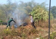 Sinergi Personel Polsek Mandirancan dan Unit Damkar Jinakkan Kobaran Api Lahan Ilalang Seluas 1 Hektar di Belakang Perumahan Pejaten