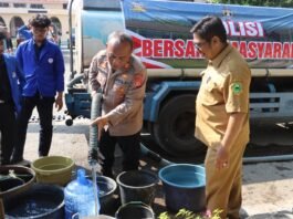 Polres Kuningan Bersama BEMNUS Salurkan Sembako dan Air Bersih untuk Warga Terdampak Kekeringan di Desa Kalimati