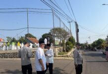 Pastikan Kondusivitas Hari Santri 2026, Kanit Binmas Polsek Mandirancan Aipda Rosid, A.Md. Kawal Upacara di Pakembangan