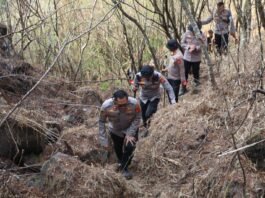 Turun Langsung Menembus Kepulan Asap, Kapolres Kuningan Pimpin Pemadaman Karhutla di Gunung Ciremai