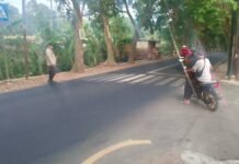 Kawal Awal Aktivitas Masyarakat, Ka SPKT 3 Polsek Mandirancan Pimpin Pengaturan Lalu Lintas Pagi Hari