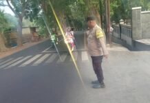 Sentuhan Humanis Polsek Mandirancan di Pagi Hari: Bantu Penyeberangan Sekolah dan Urus Arus Lalu Lintas