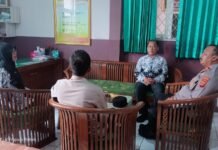 Cegah Kenakalan Remaja Sejak Dini, Kapolsek Mandirancan IPTU Iid Nurdin Rangkul Kepala SMPN 2 Mandirancan