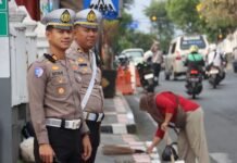 Operasi Patuh Lodaya 2026: Satlantas Polres Kuningan Bagikan Helm Anak dan Bingkisan Apresiasi di Bundaran Cijoho