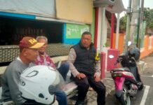 Bhabinkamtibmas Polsek Kramatmulya Melaksanakan Patroli Dialogis antisipasi terjadinya Gangguan Kamtibmas dan tindak kriminalitas Sambangi Warga Dusun Kliwon Desa Ragawacana