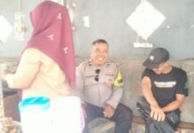 Bhabinkamtibmas Polsek Kramatmulya Melaksanakan Patroli Dialogis antisipasi terjadinya Gangguan Kamtibmas dan tindak kriminalitas Sambangi Warga Dusun Manis Desa Ragawacana