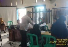 Bhabinkamtibmas Polsek Kramatmulya Laksanakan Monitoring Kegiatan Posyandu Bertempat di Aula Balai Desa Ragawacana