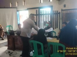Bhabinkamtibmas Polsek Kramatmulya Laksanakan Monitoring Kegiatan Posyandu Bertempat di Aula Balai Desa Ragawacana