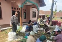 Perkuat Silaturahmi, Bhabinkamtibmas Polsek Kramatmulya Jalin Dialog Humanis Bersama Warga Desa Gandasoli