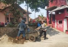 Bhabinkamtibmas Polsek Kramatmulya Perkuat Silaturahmi Jalin Dialog Humanis Bersama Warga Desa Gandasoli Kecamatan Kramatmulya