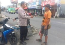 Jaga Kamtibmas dan Kelancaran Lalu Lintas, Personel Kepolisian Lakukan Dialog Simpatik dengan Warga di Jalan Raya